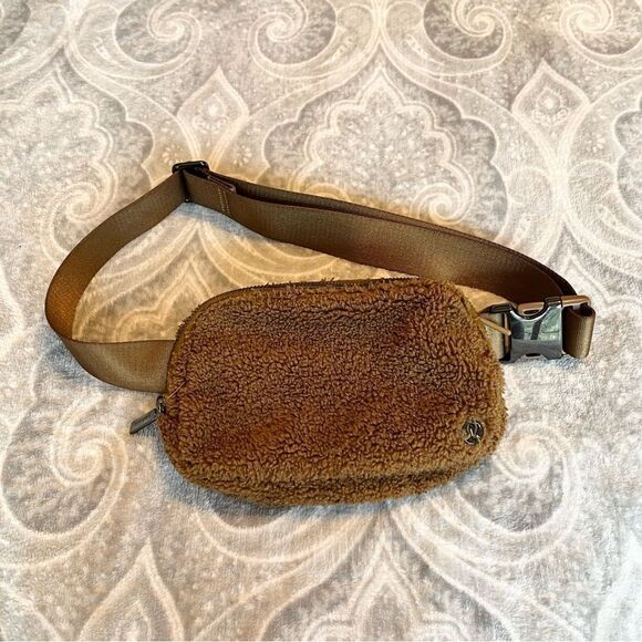 Lululemon Everywhere Fleece Belt Bag
Burnt Caramel - Picture 4 of 6